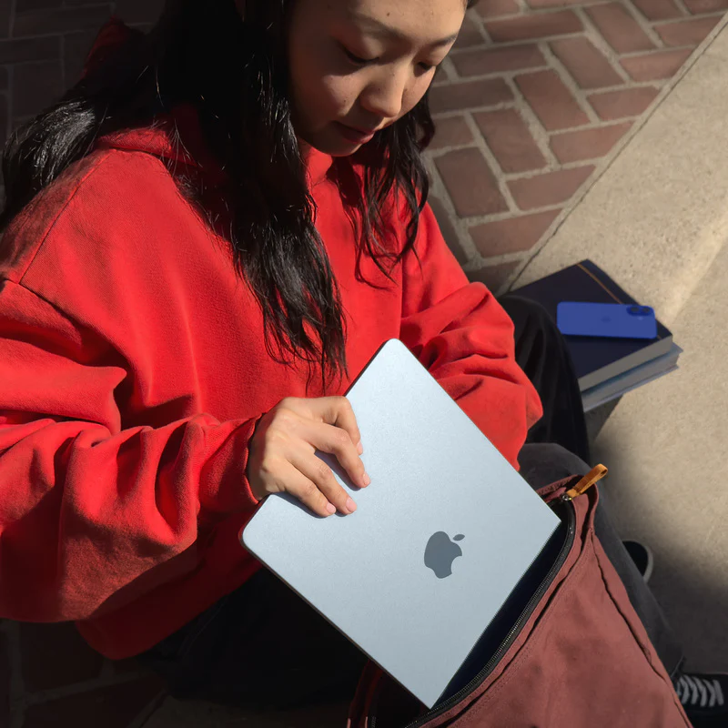Apple MacBook Air 13, 13.6-inch display, M4, 16GB RAM, 256GB Storage, English-Arabic Keyboard, Sky Blue (2025) - Image 8
