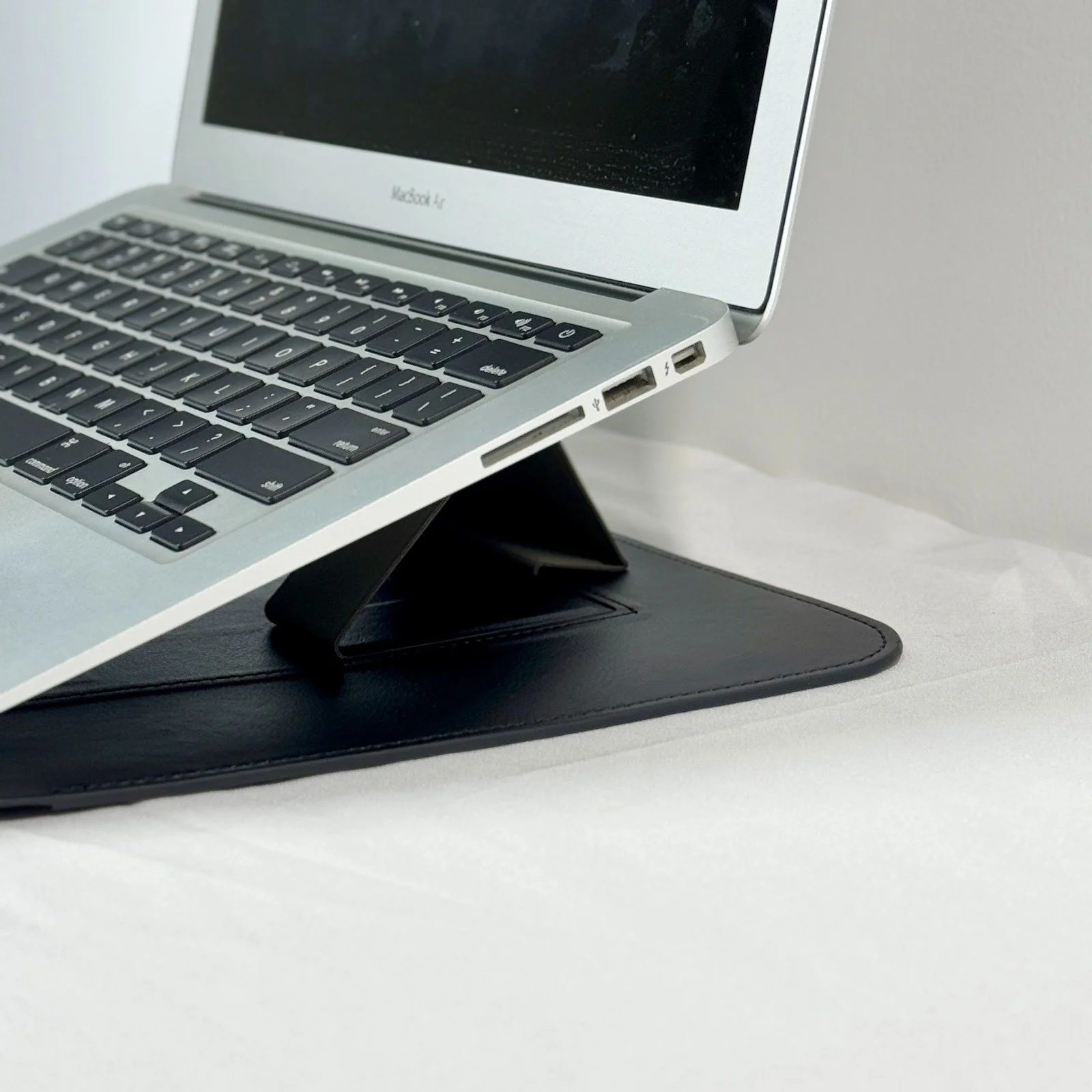 Infinyty Eleve Leather MacBook Case, Black - Image 4