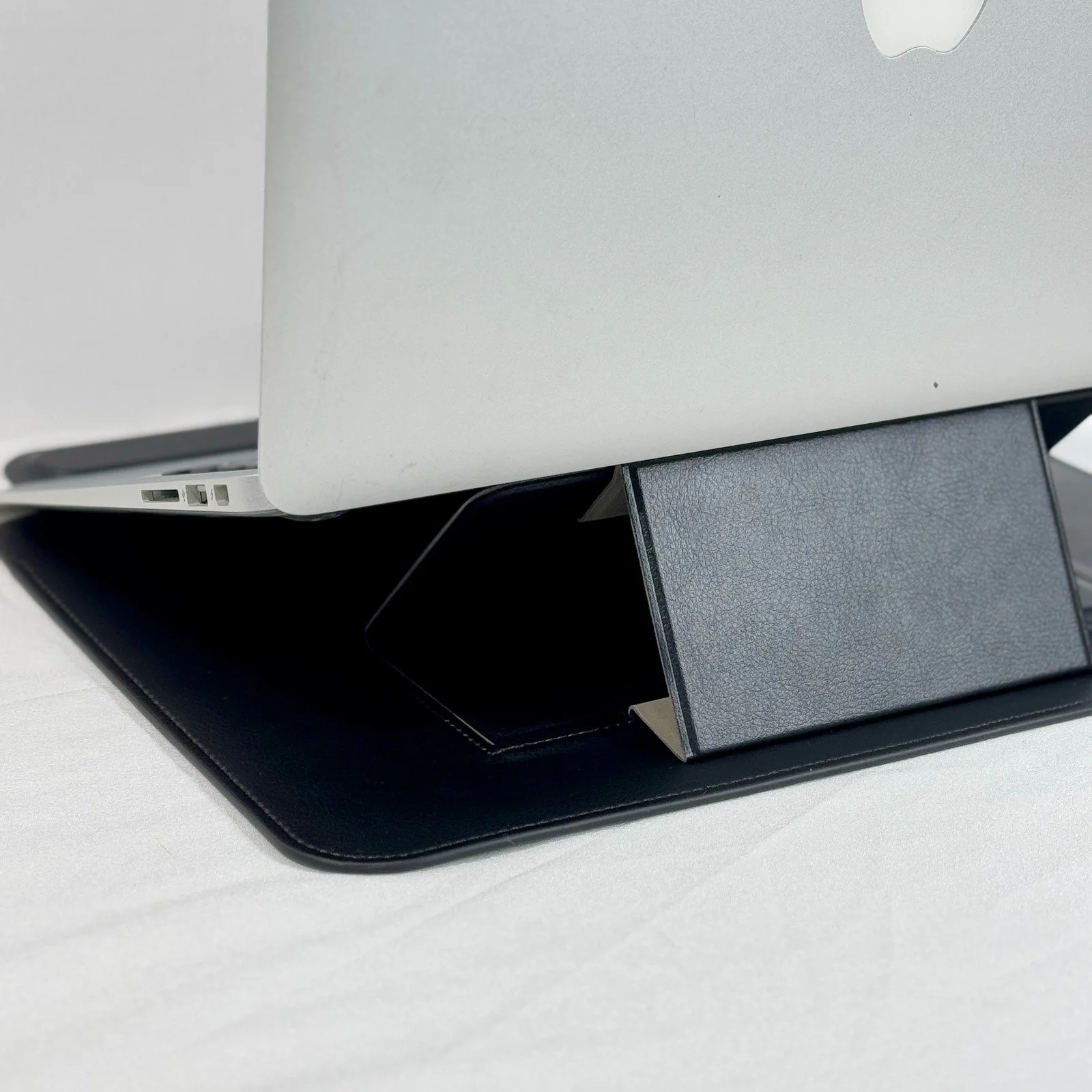 Infinyty Eleve Leather MacBook Case, Black - Image 5