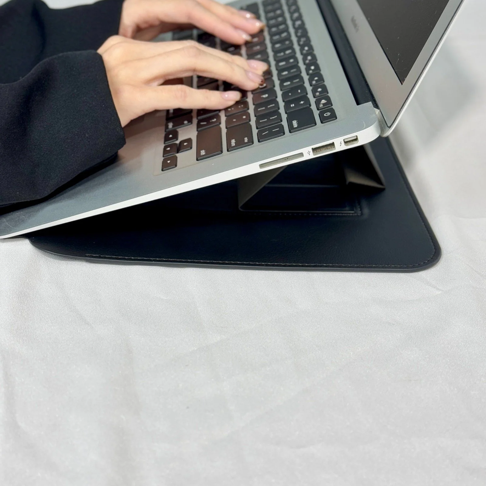 Infinyty Eleve Leather MacBook Case, Black - Image 6