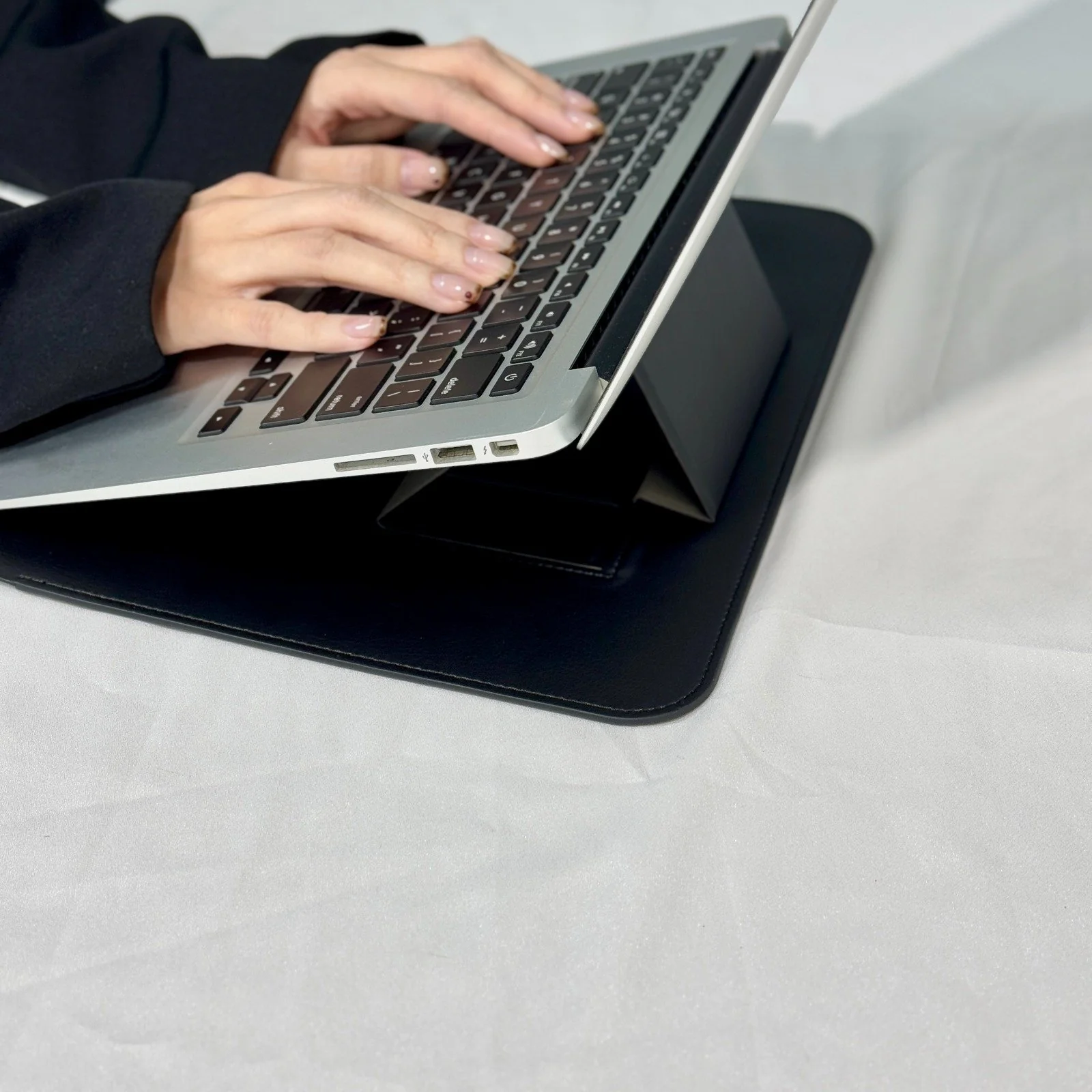 Infinyty Eleve Leather MacBook Case, Black - Image 7