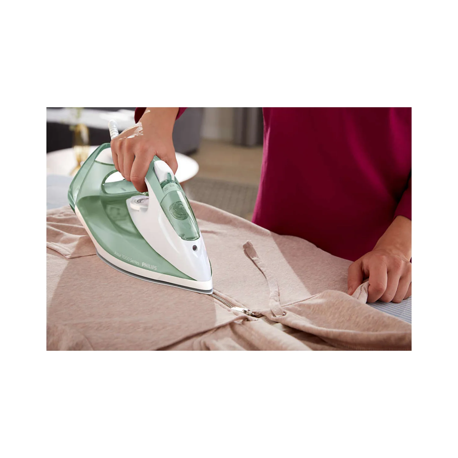 Philips Steam Iron 2600W Green - Image 3