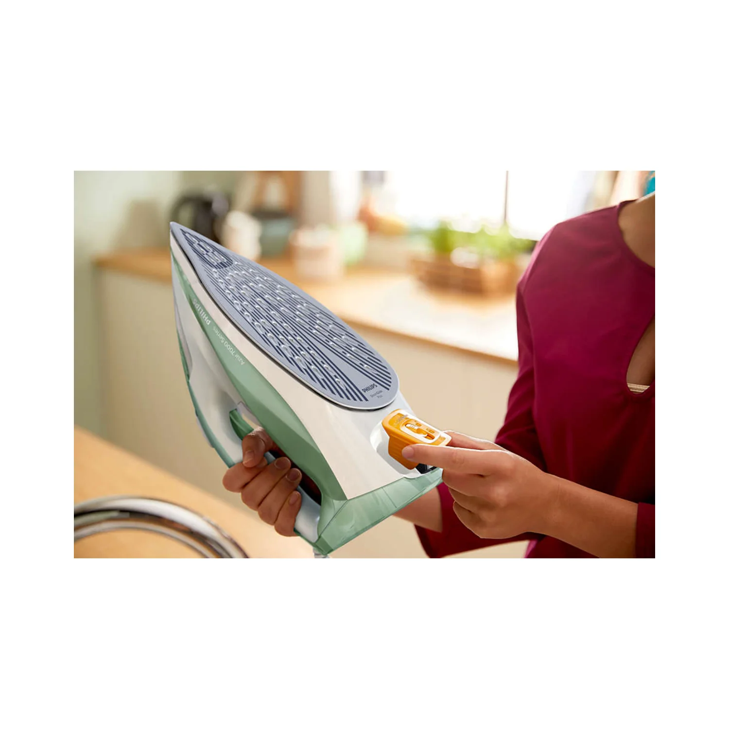 Philips Steam Iron 2600W Green - Image 4