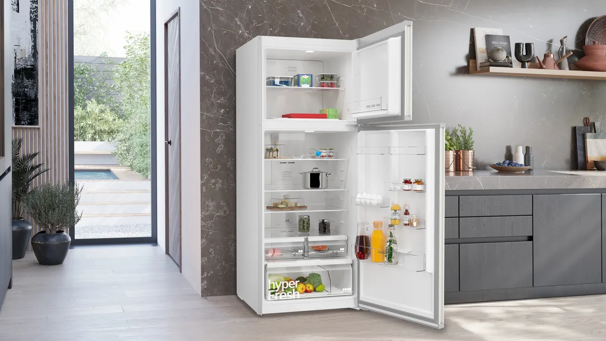 SIEMENS iQ300 free-standing fridge-freezer with freezer at top, Brushed steel anti-fingerprint, KD76NXIE1M - Image 3